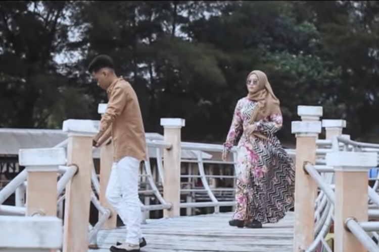 Arief dan Yollanda dalam video klip lagu Emas Hantaran