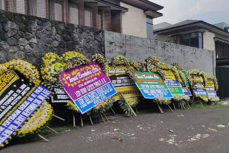 Karangan bunga berjejer di depan kediaman pribadi Kasat Narkoba Polres Metro Jakarta Timur, AKBP Buddy Alfrits Towolu, di bilangan Kebayoran Lama, Jakarta Selatan, Minggu (30/4/2023). 