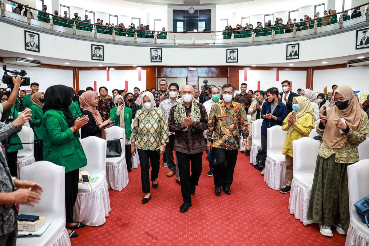 Menteri Koperasi dan UKM (MenKopUKM) Teten Masduki saat memberikan Kuliah Umum & Diskusi Interaktif Kewirausahaan di Kampus Universitas Andalas, Padang, Sumbar, Jumat (1/7/2022)