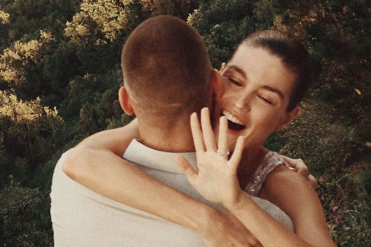 Potret Maarten Paes melamar kekasihnya, supermodel Luna Bijl, di Italia.