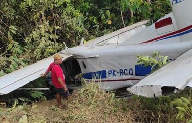 Kondisi pesawat AMA yang melakukan pendaratan darurat di Distrik Senggi, Kabupaten Keerom, Papua, Selasa (28/6/2022)