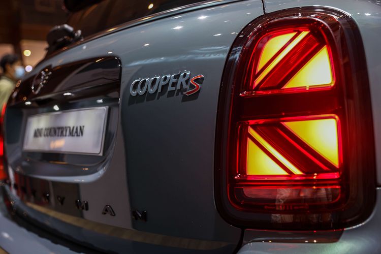 Mobil new MINI Countryman saat diluncurkan pada IIMS Hybrid 2021 di JIExpo, Jakarta, Kamis (22/4/2021). The new MINI Countryman yang proses perakitannya di dalam negeri ini diluncurkan dalam varian Cooper dengan harga Rp629.000.000 (off the road) dan Cooper S seharga Rp799.000.000 (off the road).