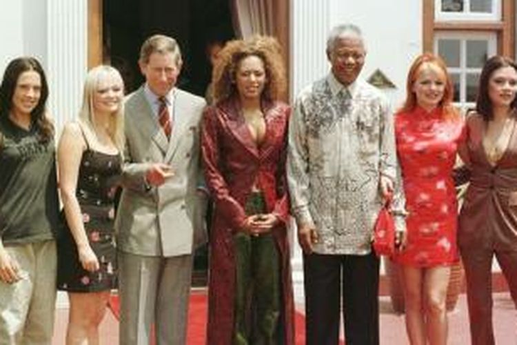 Di kediamannya di Pretoria, Afrika Selatan, pada 1997, Nelson Mandela bertemu dengan Pangeran Charles dan Spice Girls.