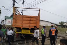 Rem Blong, 2 Truk Tronton Tabrakan di Pintu Perlintasan KA Banyuwangi