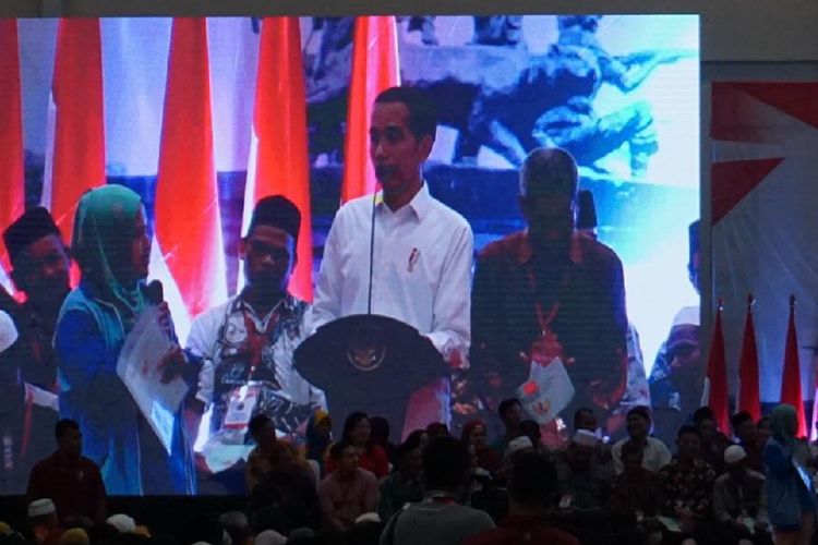 Presiden Joko Widodo dengan Mariah, asal tambun, saat pembagian sertifikat tanah di Cikarang, Kabupaten Bekasi, Jumat (25/1/2019).
