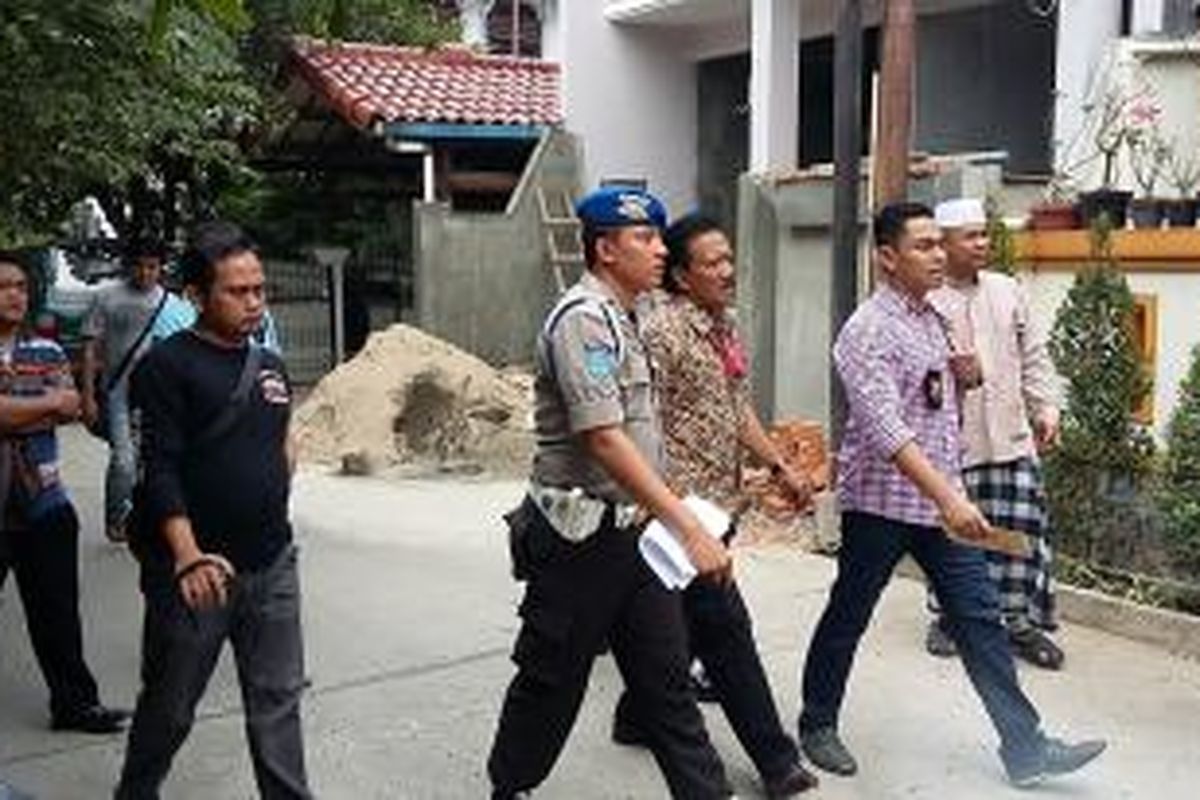 Penyidik Polri melakukan penggeledahan di rumah penyidik KPK Novel Baswedan, di Kelapa Gading, Jakarta Utara, Jumat (1/5/2015).