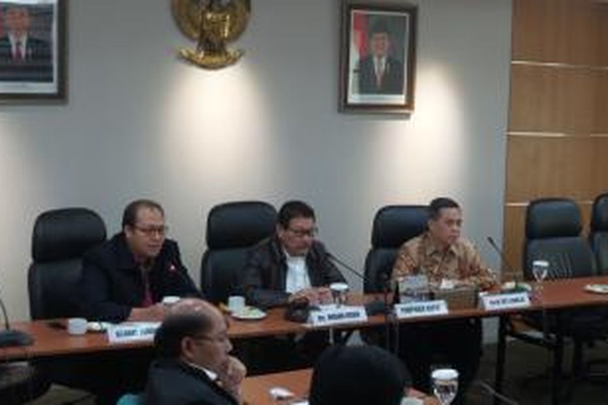 Pakar komunikasi politik Tjipta Lesmana (paling kanan) saat memberikan pemaparan dalam rapat hak angket di Gedung DPRD DKI Jakarta, Jumat (27/3/2015)