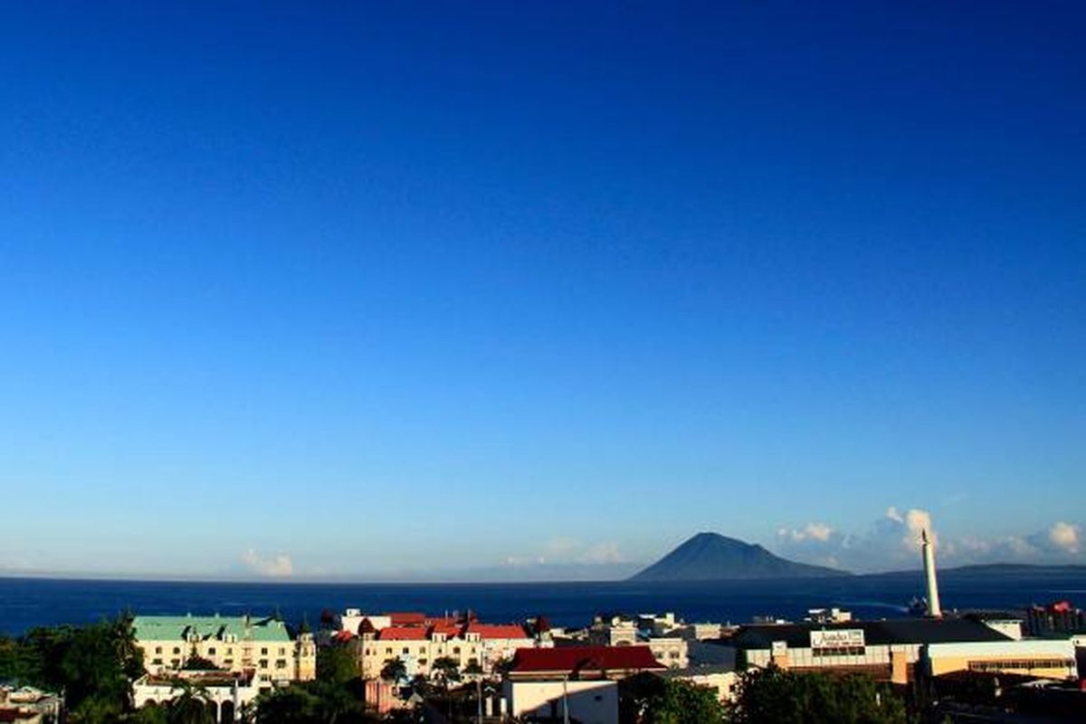 Pulau Manado Tua terlihat dari daratan Kota Manado. Pulau ini menjadi salah satu ikon Manado.