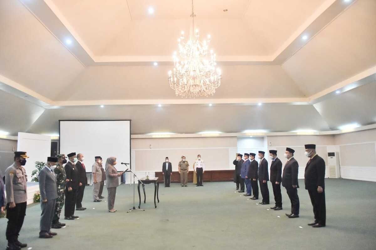 Bupati Bogor Ade Yasin melakukan perombakan kepala dinas di lingkungan Pemerintah Kabupaten (Pemkab) Bogor di di Ruang Serbaguna Setda, Kecamatan Cibinong, Selasa (25/1/2022).