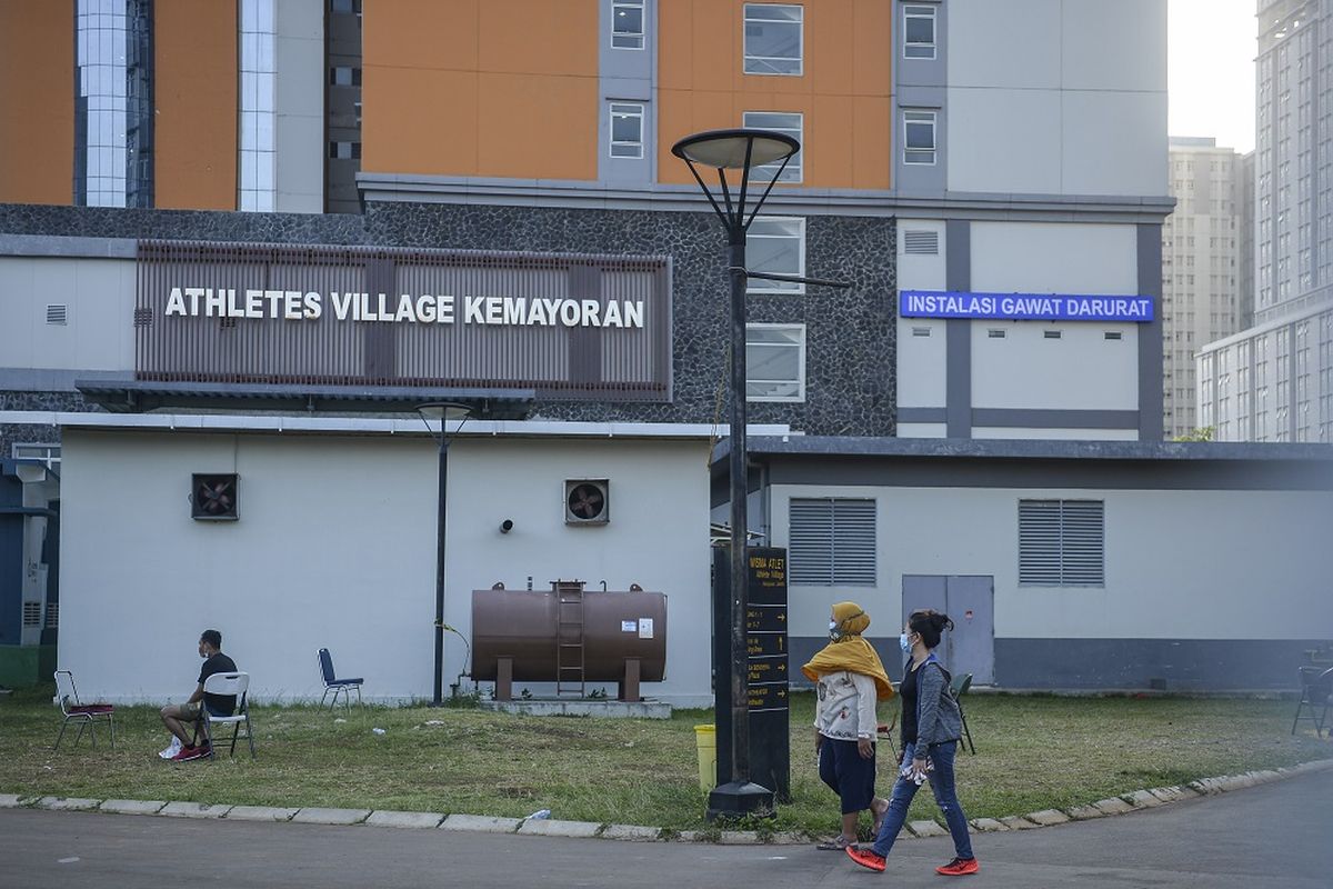 Sejumlah pasien COVID-19 berolahraga di Rumah Sakit Darurat COVID-19 (RSDC) Wisma Atlet, Kemayoran, Jakarta, Rabu (11/8/2021). Menurut Kepala Penerangan Kogabwilhan I Kolonel Marinir Aris Mudian, tingkat keterisian tempat tidur atau 'bed occupancy rate (BOR)' di RSDC Wisma Atlet turun menjadi 21,9 persen. ANTARA FOTO/M Risyal Hidayat/aww.