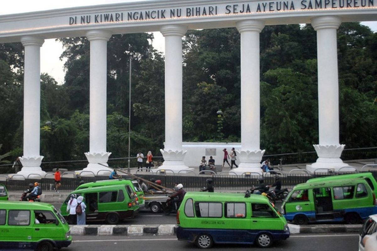 Sejumlah angkutan kota (angkot) melewati Tepas Salapan Lawang Dasakerta di Jalan Otista, Kota Bogor, Jawa Barat, Rabu (25/1). ANTARA FOTO/Arif Firmansyah/kye/17