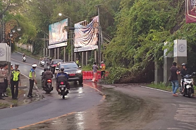 Suasana TKP longsor di jalan Senggigi akibat ujan besar, Jum'at (23/9/2022)