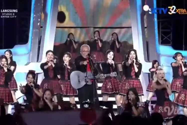Iwan Fals tampil bersama JKT48 dengan membawakan beberapa lagu, salah satunya Aitakatta di HUT ke-33 SCTV, Rabu (24/8/2022).