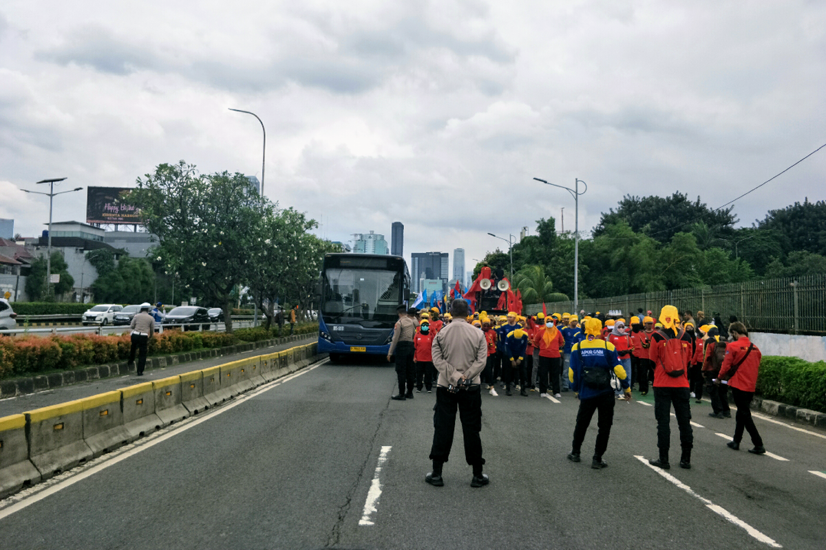 Ilustrasi demo di depan Gedung DPR/MPR RI, Jalan Gatot Subroto.