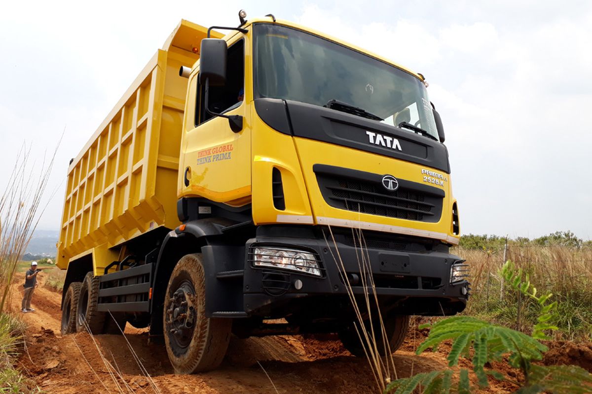 Tata Prima 2528 di area test drive di Bogor.