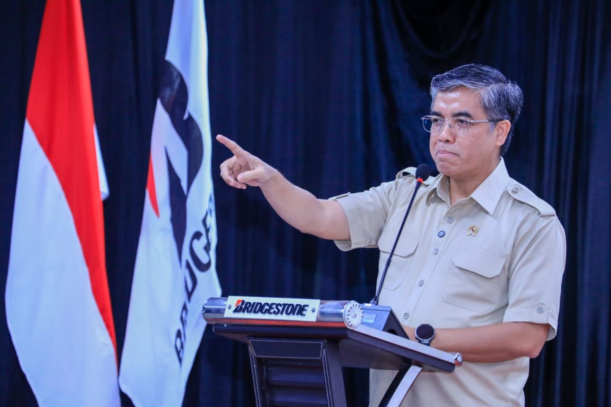 Menaker Yassierli menyampaikan sambutan dalam acara penandatanganan Perjanjian Kerja Bersama (PKB) XVI yang menekankan pentingnya peran serikat pekerja sebagai mitra strategis perusahaan.