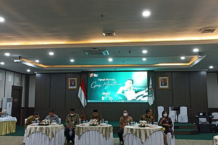 Menteri Desa, Pembangunan Daerah Tertinggal, dan Transmigrasi (Mendes PDTT), Abdul Halim Iskandar berdiskusi bersama media di Kantor Kemendes PDTT, Jakarta, Kamis (11/8/2022). 