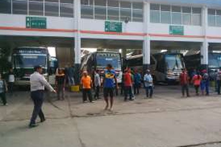 Suasana Terminal Purabaya Surabaya jelang libur panjang, Rabu (4/5/2016)