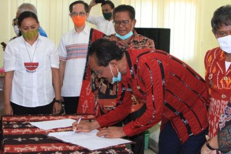 Bupati Sumba Tengah Paulus SK Limu menandatangan kesepakatan menolak kawin tangkap pada acara yang diselenggarakan di Waingapu, Sumba (02/07). 