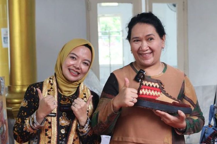 Kakanwil Kemenkumham Lampung Sorta Delima Lumban Tobing saat mempromosikan sepatu kasual Tapis Lampung.