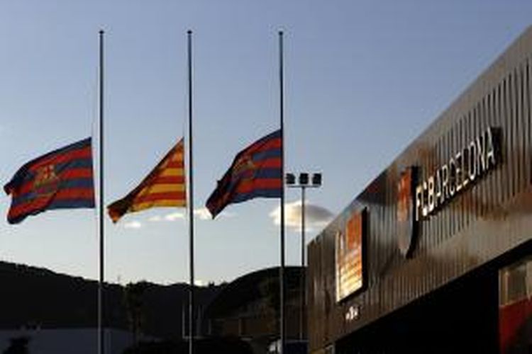 Barcelona memasang bendera setengah tiang di luar Stadion Camp Nou, sebagai penghormatan terhadap mantan pelatih mereka, Tito Vilanova, yang meninggal dunia karena komplikasi akibat kanker, di Barcelona, Jumat (25/4/2014).