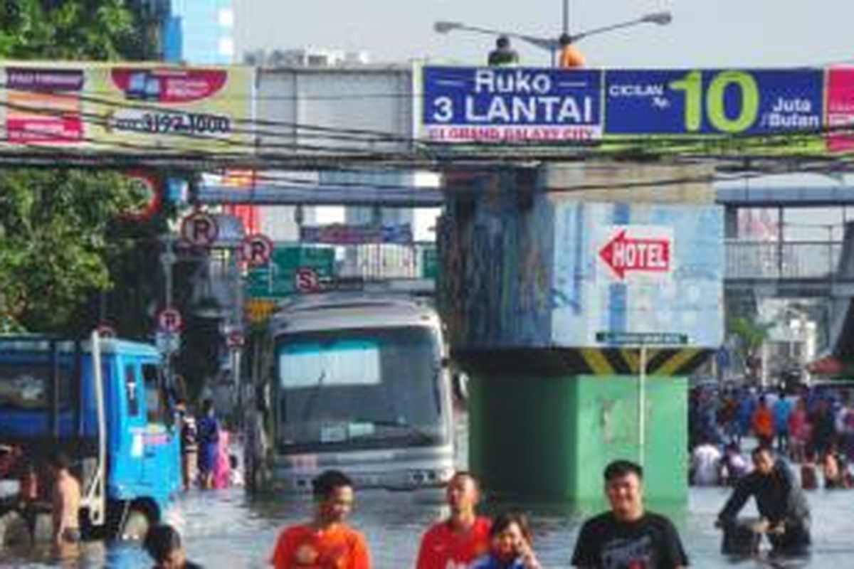 Sebuah bus transjakarta teronggok di banjir yang merendam Jalan Gunung Sahari, Mangga Dua, Pademangan, Jakarta Utara, Selasa (10/2/2015).