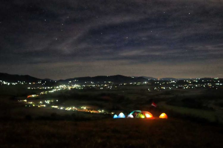 Berkemah di Bukit Golo Nawang, Dusun Lagur, Desa Bulan, Kecamatan Ruteng, Kabupaten Manggarai, NTT sambil menunggu momen matahari terbit, Kamis, (26/5/2022). (KOMPAS.com/DOK WARGA MANGGARAI-JEFRI TEPING)