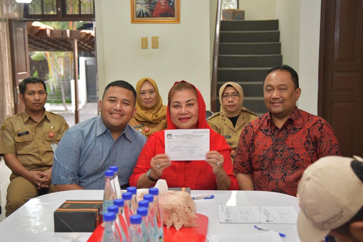 Wali Kota (Walkot) Semarang Hevearita Gunaryanti Rahayu didampingi sang suami Alwin Basri dan anaknya, Muhammad Farras Razin Pradana melakukan pencocokan dan penelitian (coklit) untuk Pemilihan Kepala Daerah (Pilkada) Kota Semarang di kediamannya di Jalan Bukit Duta, Kelurahan Sumurboto, Kecamatan Banyumanik, Kota Semarang, Senin (1/7/2024). 