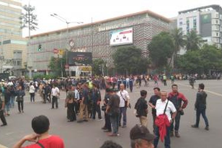 Situasi Jalan M.H Thamrin pasca ledakan, Kamis (14/1/2016). 