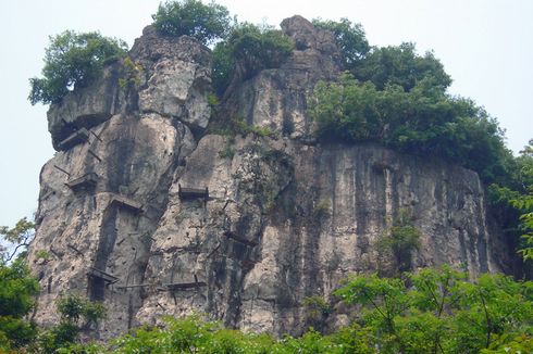 Tak Dikubur, Suku di China Selatan Punya Tradisi Gantung Peti di Tebing