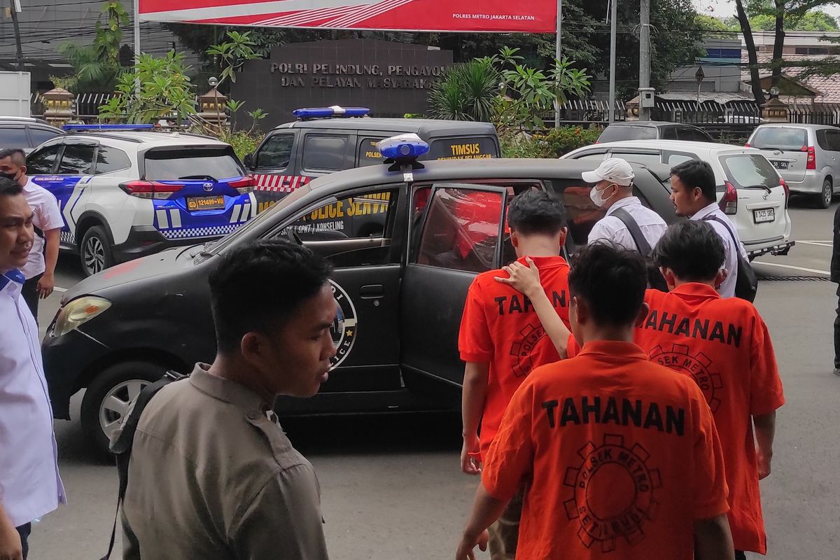 Sejumlah remaja yang tertangkap hendak tawuran saat dibawa ke Mapolres Metro Jakarta Selatan, Senin (11/9/2023). 