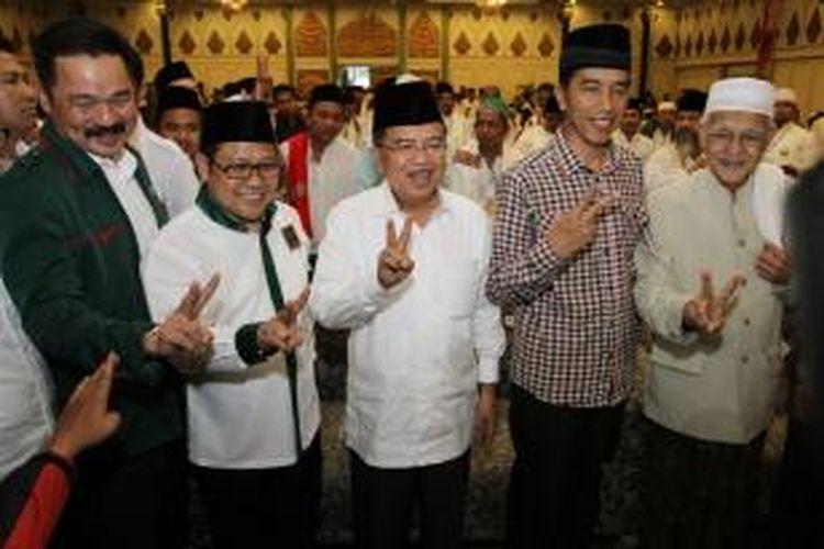 Pasangan capres dan cawapres dari poros PDIP, Jokowi-Jusuf Kalla berfoto bersama dengan Ketua Umum DPP PKB, Muhaimin Iskandar (dua kiri), Ketua Dewan Syuro PKB, Azis Mansyur (kanan), dan Wakil Ketua Umum PKB, Rusdi Kirana (kiri), saat acara Silaturahmi Nasional (Silatnas) Alim Ulama PKB, di Jakarta Selatan, Selasa (3/6/2014). Silatnas yang dihadiri sejumlah alim ulama PKB dan NU se-Indonesia ini digelar untuk memaparkan visi dan misi serta strategi pemenangan pasangan capres dan cawapres, Jokowi-Jusuf Kalla.