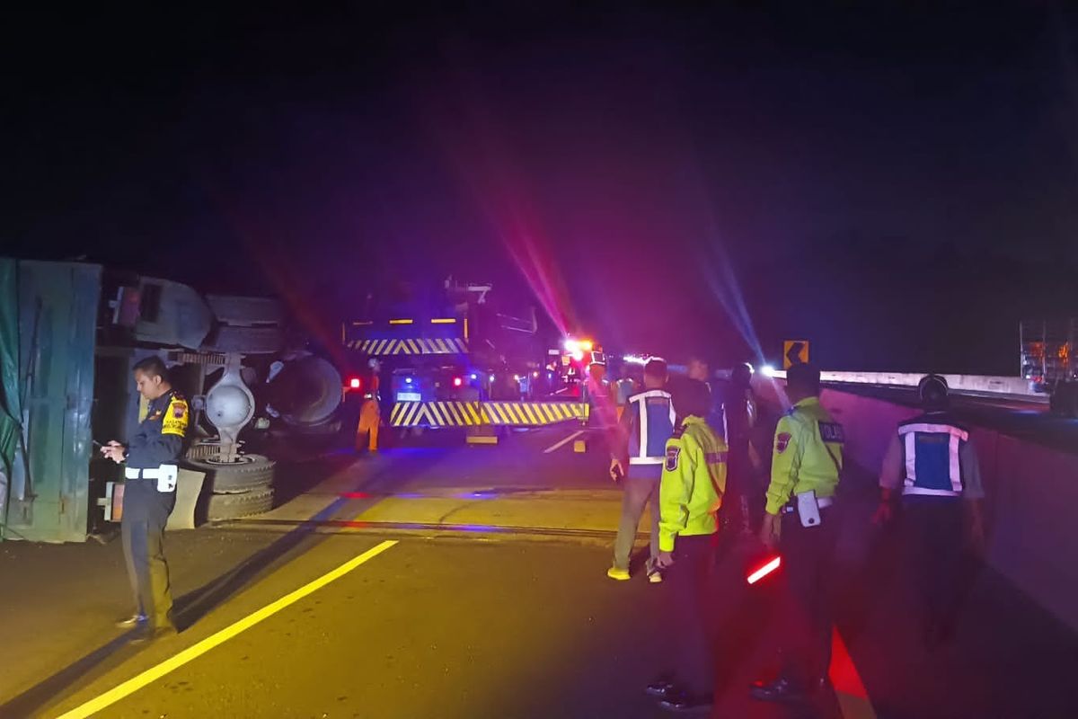 Truk Terguling di Tol Semarang-Solo dan Timpa Honda Brio, Buat Macet 2 Km