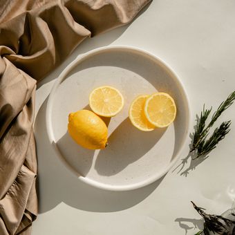 Campuran minyak kelapa dan lemon dapat menjadi salah satu cara memutihkan selangkangan yang dapat dicoba.