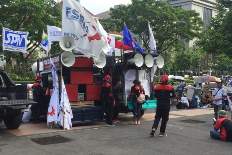 Aksi demonstrasi KSPI Jateng menolak kenaikan BPJS kesehatan dan Omnibus Law di depan Kantor Gubernur Jateng, Senin (20/01/2020)