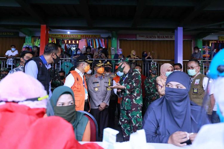 Pemerintah Kota Makassar melakukan Rapid Test massal di 18 pasar induk di Kota Makassar