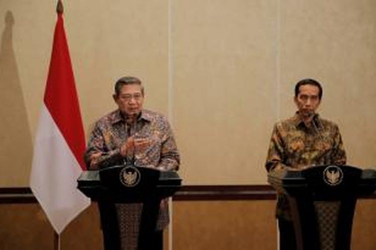 Presiden keenam SBY dan Presiden Joko Widodo memberikan keterangan pers bersama, seusai pertemuan empat mata, di Laguna Resort and Spa, Nusa Dua, Bali, Rabu (27/8) malam