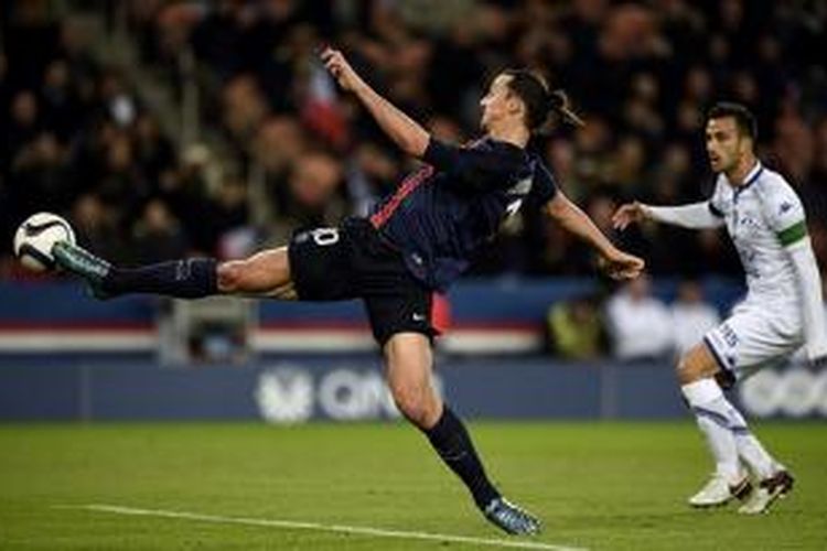 Zlatan Ibrahimovic menjadi pencetak gol terbanyak Ligue 1 PSG saat mengantarkan timnya menang 4-1, Sabtu (28/11/2015). 