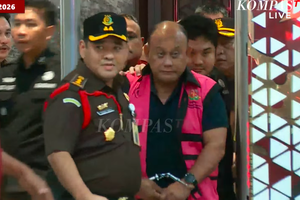 Penampakan Eks Kepala BGN Dadan Hindayana Kenakan Rompi Pink Kejagung