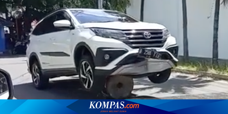 Rush Wheelie Tersangkut Pembatas Jalan, Waspada Mengemudi di Kompleks - Vimarsana News