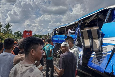 Sopir dan Kernet Diduga Kabur Usai Busnya Tertabrak Kereta Api di OKU Timur