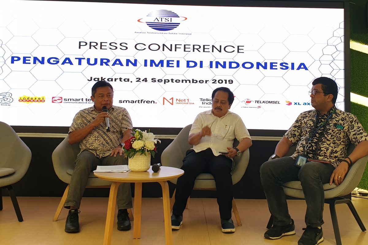 Kiri-kanan: Ririek Adriansyah, Ketum ATSI; Merza Fachys Waketum ATSI; dan Marwan O Baasir, Sekjen ATSI
di acara jumpa media di Jakarta, Selasa (24/9/2019).