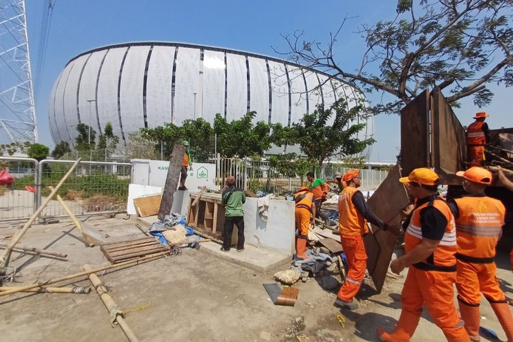 Tenda warga Kampung Bayam di depan Jakarta International Stadium (JIS) akhirnya dibongkar. 