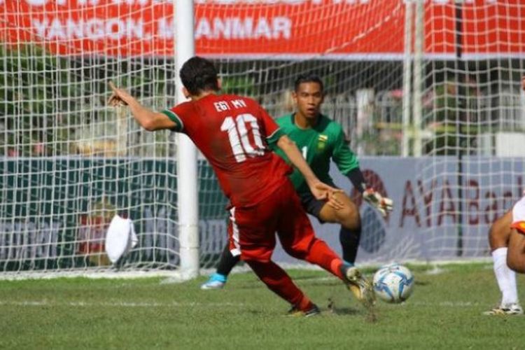 Penyerang Timnas U-19 Indonesia, Egy Maulana Vikri (10) melepaskan sepakan keras ke gawang timnas U-19 Brunei yang dijaga kiper Muhd Amirul Hakim PG Zulkarnain, setelah melewati bek Rahimin Abdul Ghani (kanan) pada laga pamungkas Grup B Piala AFF U-18 2017 di Stadion Thuwunna, Yangon, 