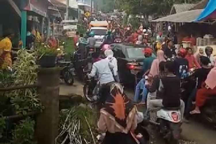 Jalan menuju tempat wisata di Krucil macet parah. 