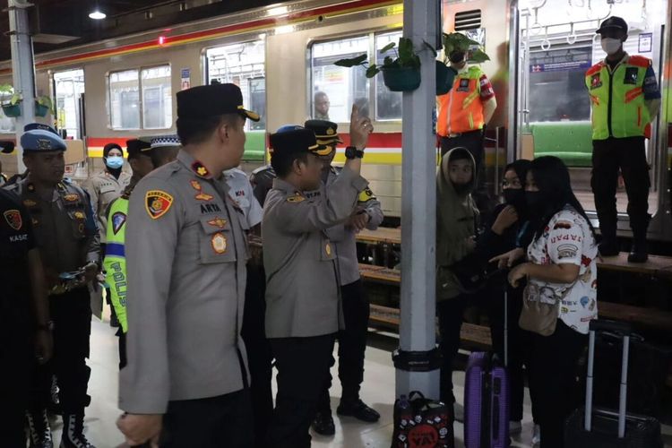 Kapolres Lebak AKBP Wiwin Setiawan saat bertemu pemudik yang ketinggalan kereta di Stasiun Rangkasbitung, Jumat (21/4/2023).