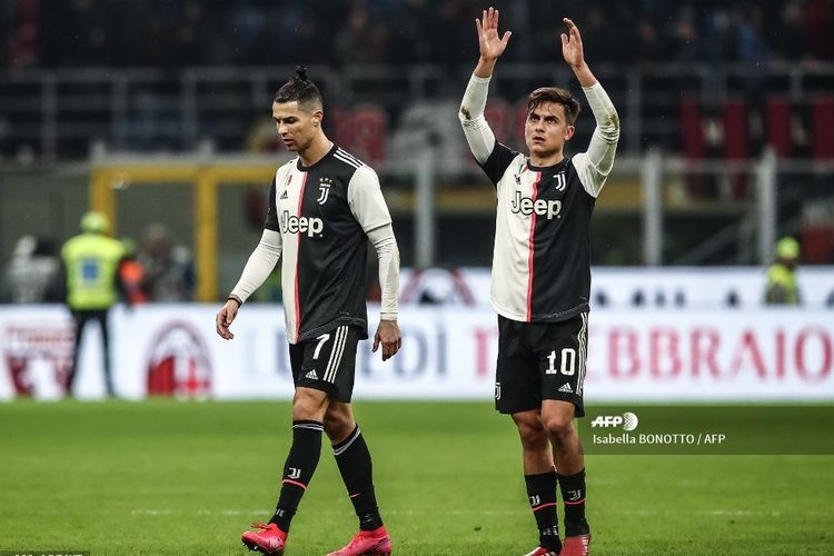 Penyerang Argentina asal Argentina Paulo Dybala (kanan) mengakui publik ketika penyerang Portugis asal Portugal Cristiano Ronaldo melewati pada akhir pertandingan sepak bola leg pertama semifinal Piala Italia (Coppa Italia) AC Milan vs Juventus Turin pada 13 Februari 2020 di stadion San Siro di Milan.