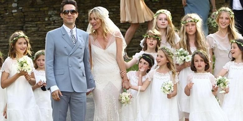 Ttren ini sudah dipopulerkan terlebih dulu oleh supermodel Kate Moss saat menikah dengan menghadirkan 15 orang pengiring pengantin berbusana putih.