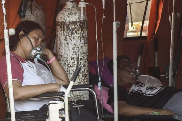 Pasien menjalani perawatan di tenda darurat yang dijadikan ruang IGD (Instalasi Gawat Darurat) di RSUD Bekasi, Jawa Barat, Jumat (25/6). Pemerintah setempat memindahkan ruang IGD ke tenda darurat karena keterbatasan tempat.