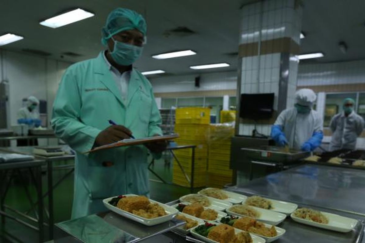 Aktivitas pekerja di Aerofood ACS di Bandara Soekarno Hatta, Tangerang, Rabu (30/11/2016). Aerofood merupakan anak perusahaan Garuda Indonesia yang bergerak menyediakan makanan untuk maskapai.